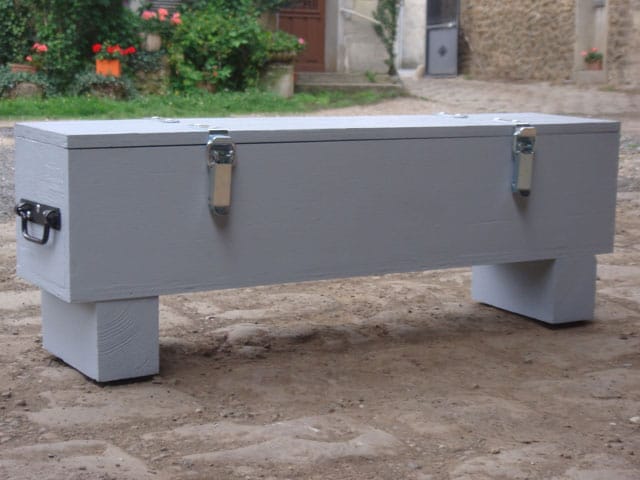 Caisse navette sur mesure, équipée de roulettes pour une manipulation aisée, et de grenouillères permettant une ouverture rapide sans outillage.