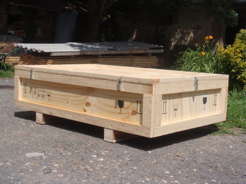 caisse navette en bois, fabriquée sur mesure. Équipée de grenouillères et de palettisables.
