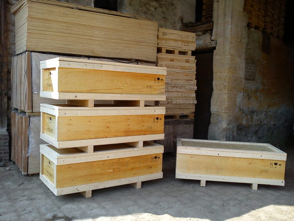 Caisse de transport en bois , fabriquée sur mesure. Dimensionnée et équipée selon les besoins spécifiques de nos clients.
