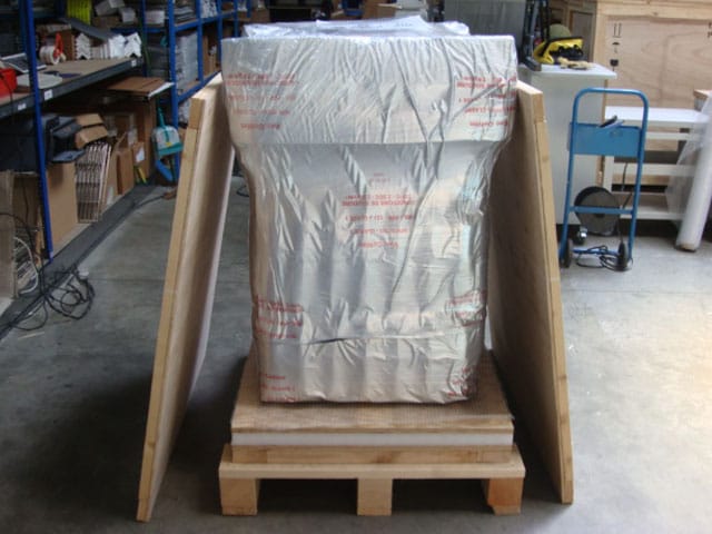 Emballage sous vide pour transport sécurisé de marchandises fragiles, protection optimale contre les intempéries et les chocs.