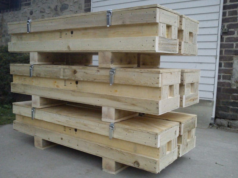 Lot de caisses en bois montées robustes, aux dimensions personnalisées et avec des équipements.